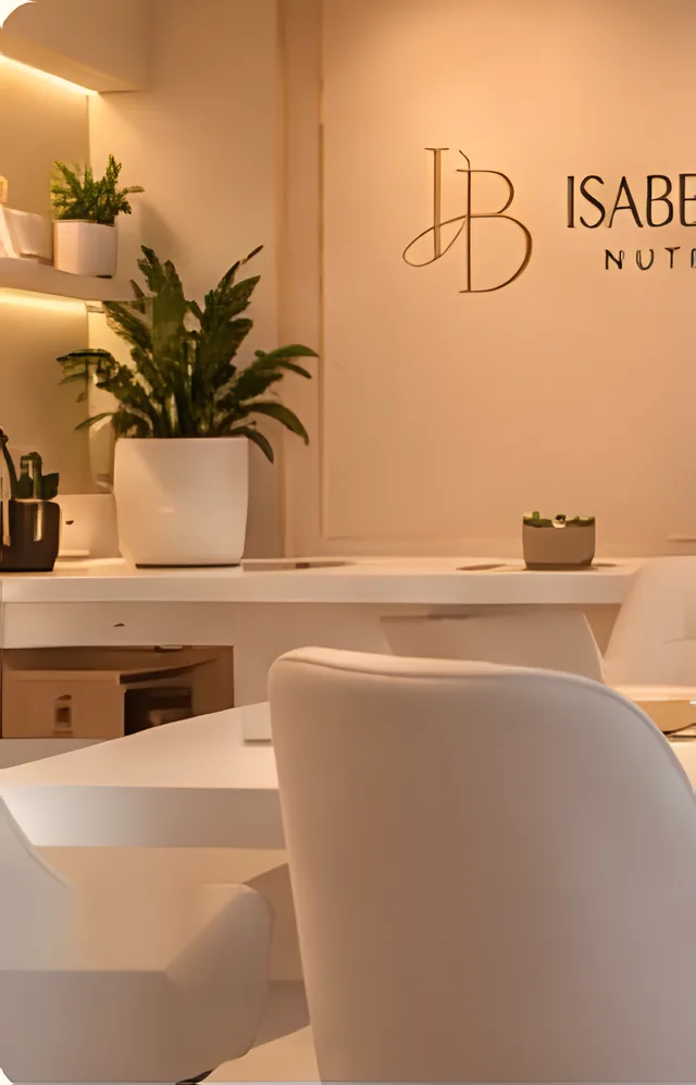 Consultório da Isabel Bicalho, com plantas, bancada clara e o logotipo na parede